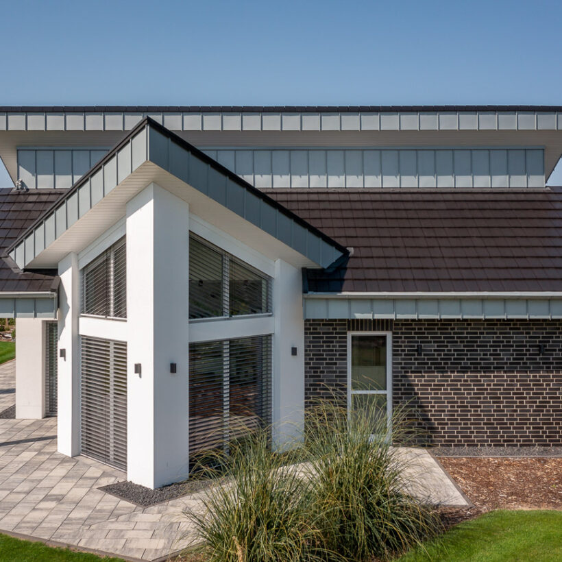 Architect's house with mono-pitch roof and flat tiles in edelnero