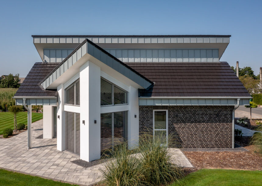 Architect's house with mono-pitch roof and flat tiles in edelnero