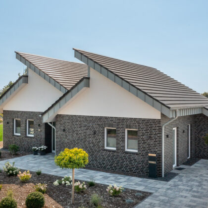 Architect's house with mono-pitch roof and flat tiles in edelnero