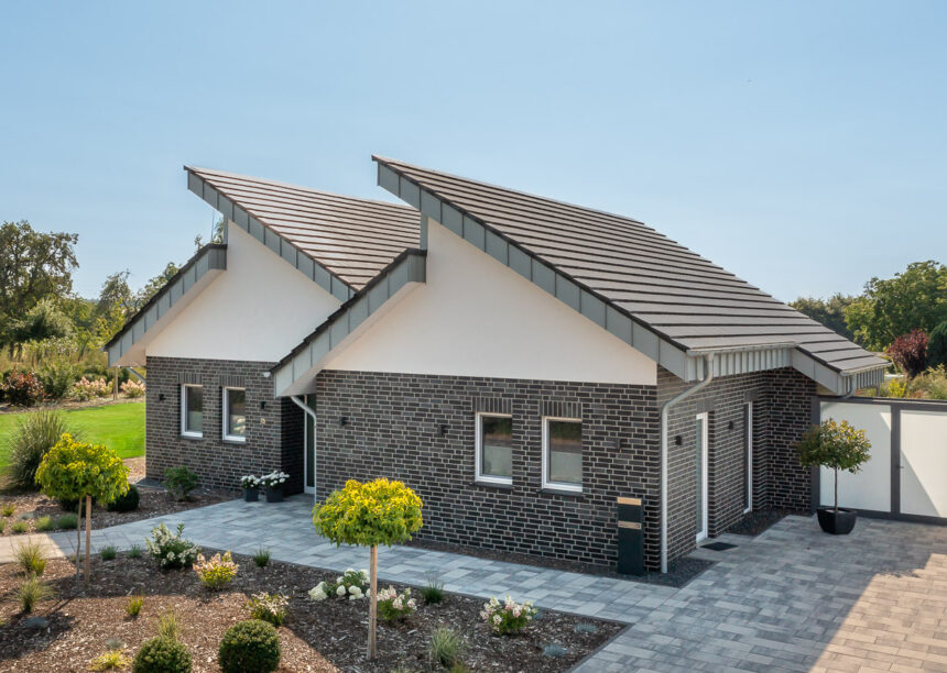 Architect's house with mono-pitch roof and flat tiles in edelnero