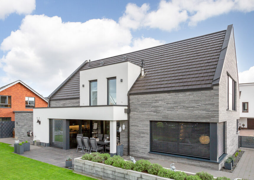 Walther Styist anthracite flat tile on an extravagant house