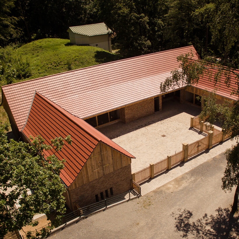 Refurbished deer park with WALTHER-tegula flat tiles in red-brown on the roof