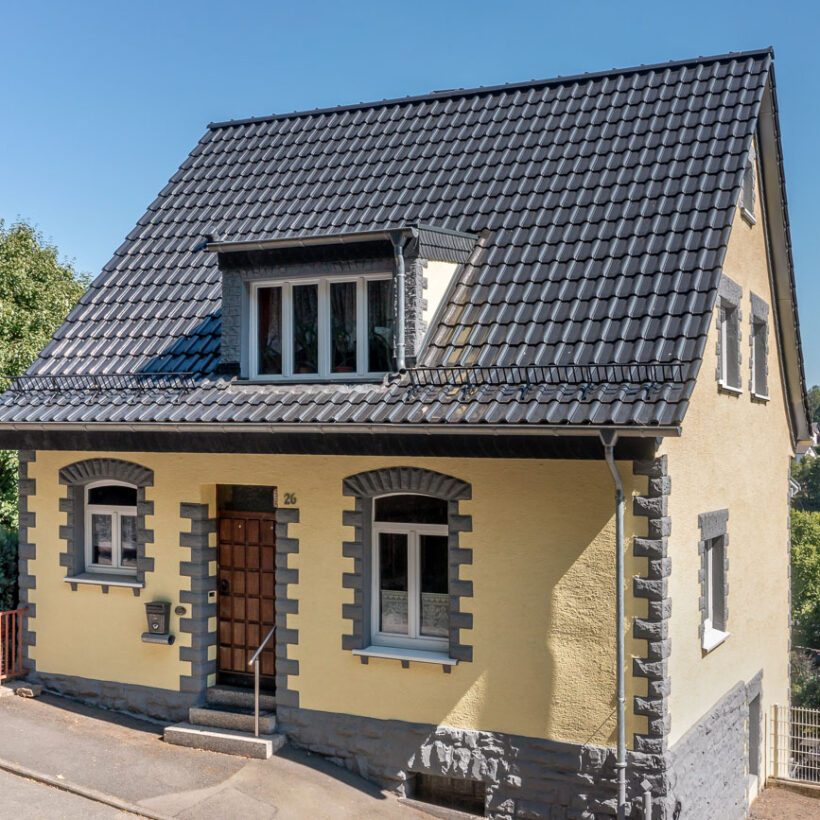 Saniertes Wohnhaus mit Flachdachziegel W6v in edelspacegrau