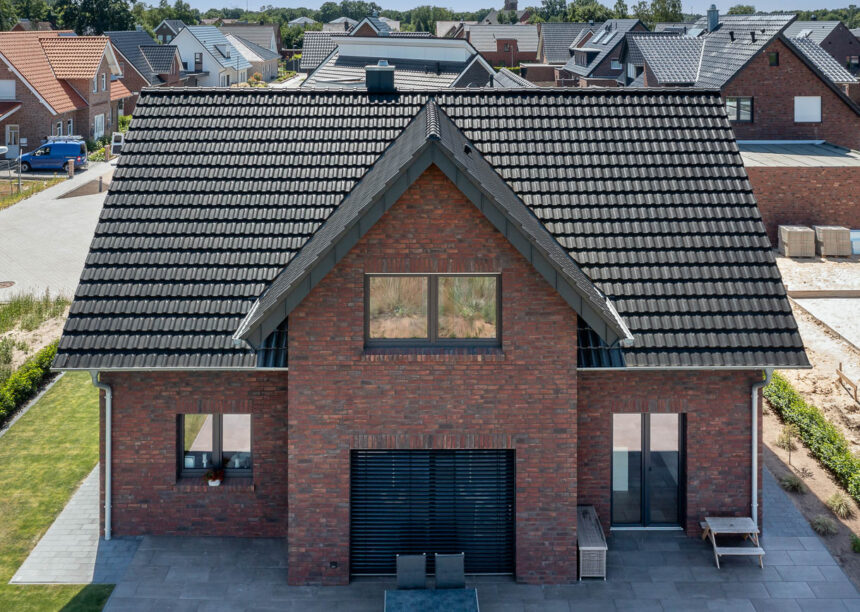 Great clinker brick house with Z7v reform tiles on a pitched roof with large dormers