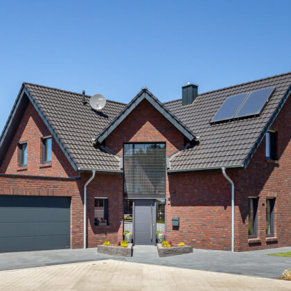 Great clinker brick house with Z7v reform tiles on a pitched roof with large dormers