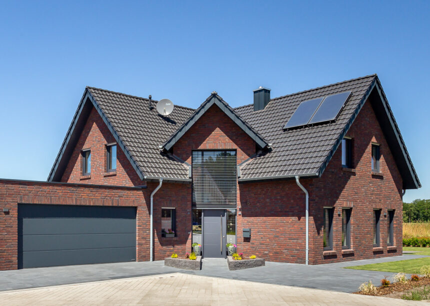 Great clinker brick house with Z7v reform tiles on a pitched roof with large dormers