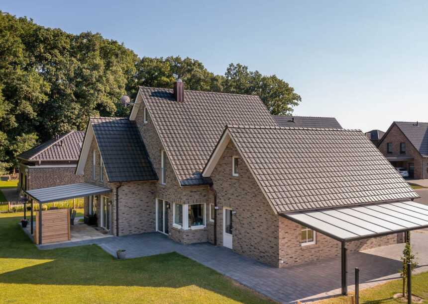 Reform tiles on an imposing clinker brick house