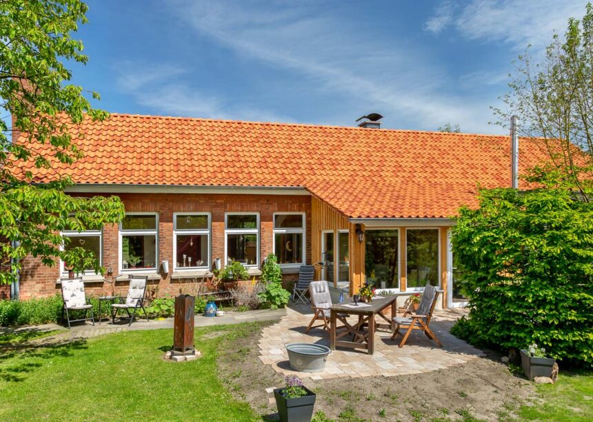 Natural red and old red Z5 on an idyllic clinker brick house invites you to dream