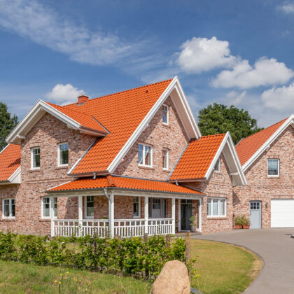 Fantastic clinker brick house with Z5 roof tile from Jacobi in old red