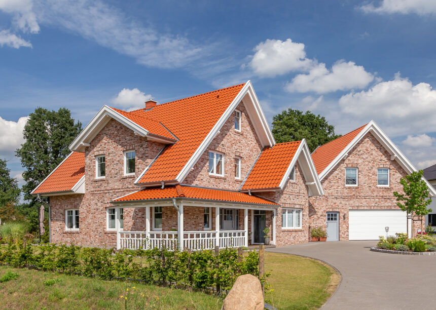 Fantastic clinker brick house with Z5 roof tile from Jacobi in old red