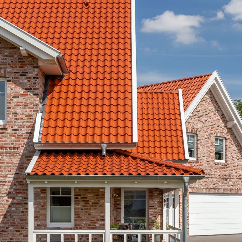 Fantastic clinker brick house with Z5 roof tile from Jacobi in old red