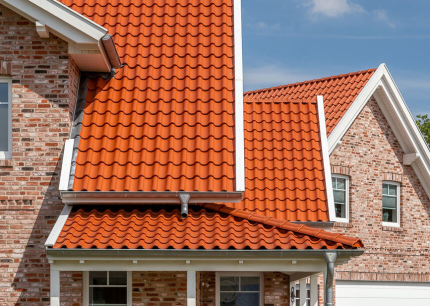 Fantastic clinker brick house with Z5 roof tile from Jacobi in old red