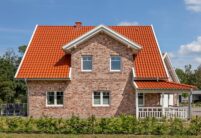 Fantastic clinker brick house with Z5 roof tile from Jacobi in old red