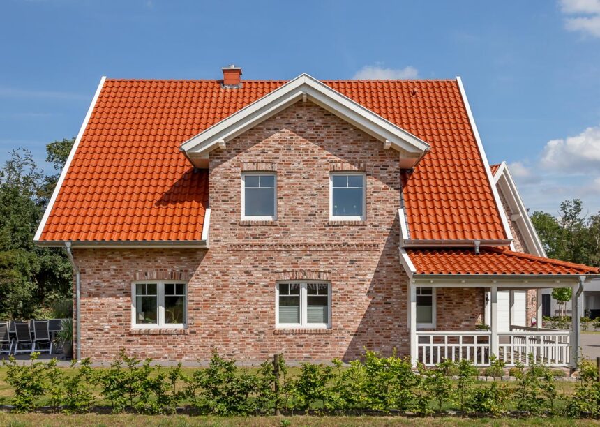 Fantastic clinker brick house with Z5 roof tile from Jacobi in old red