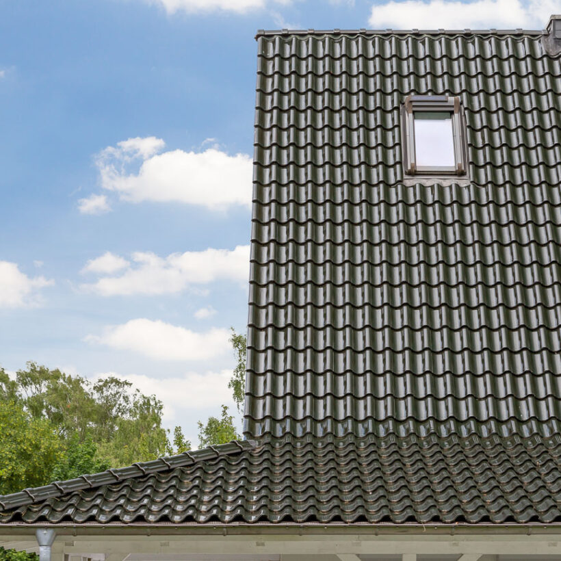 Tolles Refernenz objekt mit tannengrünen Dach und Carport mit Details vom Ziegel und seitlichen Abschluss