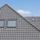 Schickes Einfamilienhaus mit edlem, silbergrauen Dachziegel Z5 mit Dachfenster und Grat