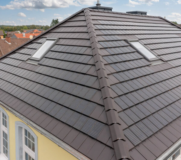 Hotel Villa Schneverdingen: energy-efficient refurbishment with Stylist-PV here clearly visible flat tiles, solar tiles and grade with Stylist ridge tiles.
