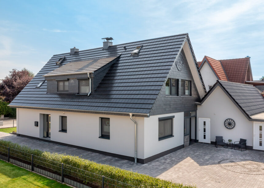 Refurbished detached house with our solar tile Stylist-PV with Autarq with entrance area