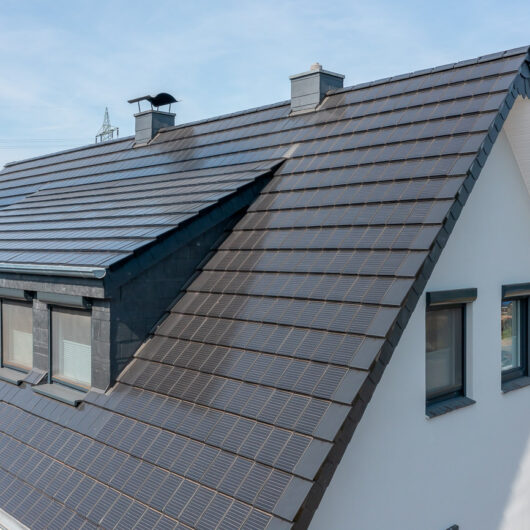 Renovated detached house with our solar tile Stylist-PV with Autarq with detailed view of the PV system