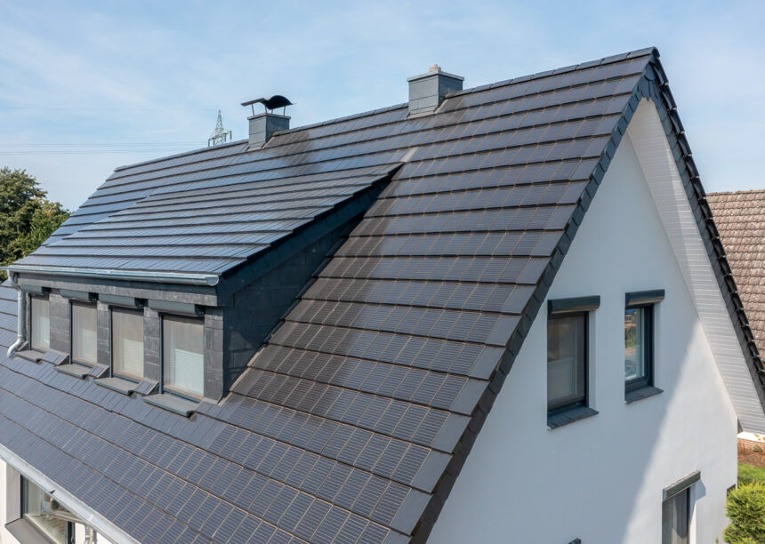 Renovated detached house with our solar tile Stylist-PV with Autarq with detailed view of the PV system