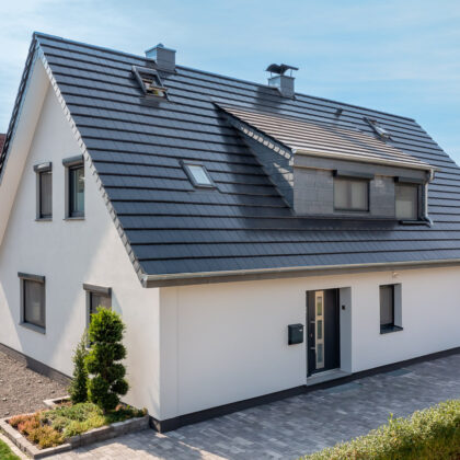 Refurbished detached house with our solar tile Stylist-PV with Autarq with entrance area