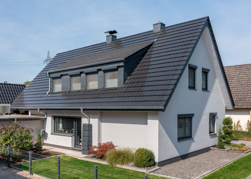 Refurbished detached house with our solar tile Stylist-PV with Autarq with entrance area